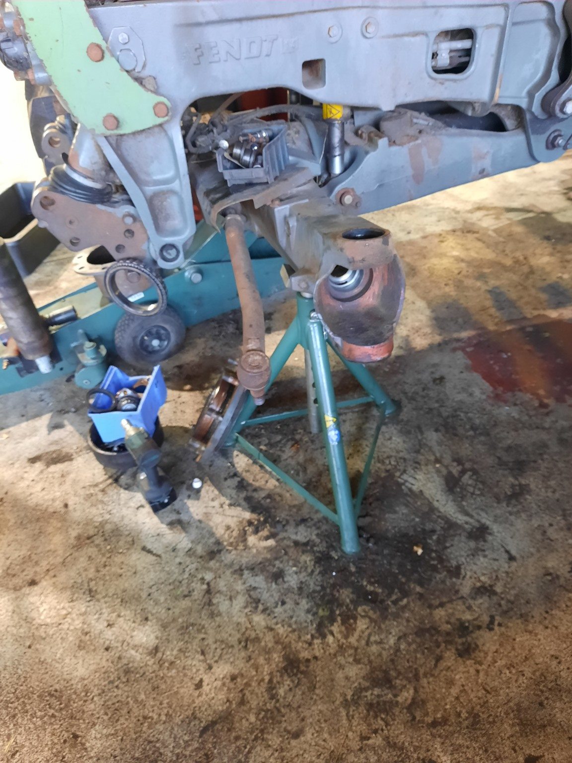 Zerlegte Vorderachse einer Landmaschine in der Werkstatt