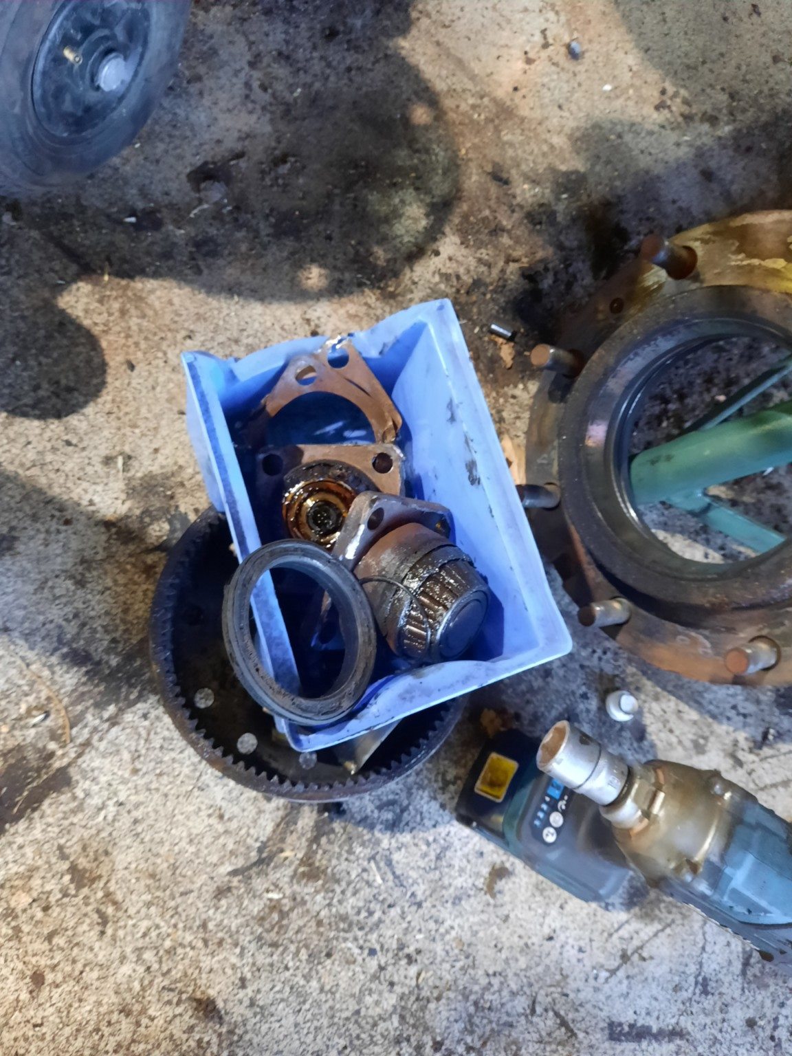 Ausgebaute Vorderachsenteile in einer Werkstattbox